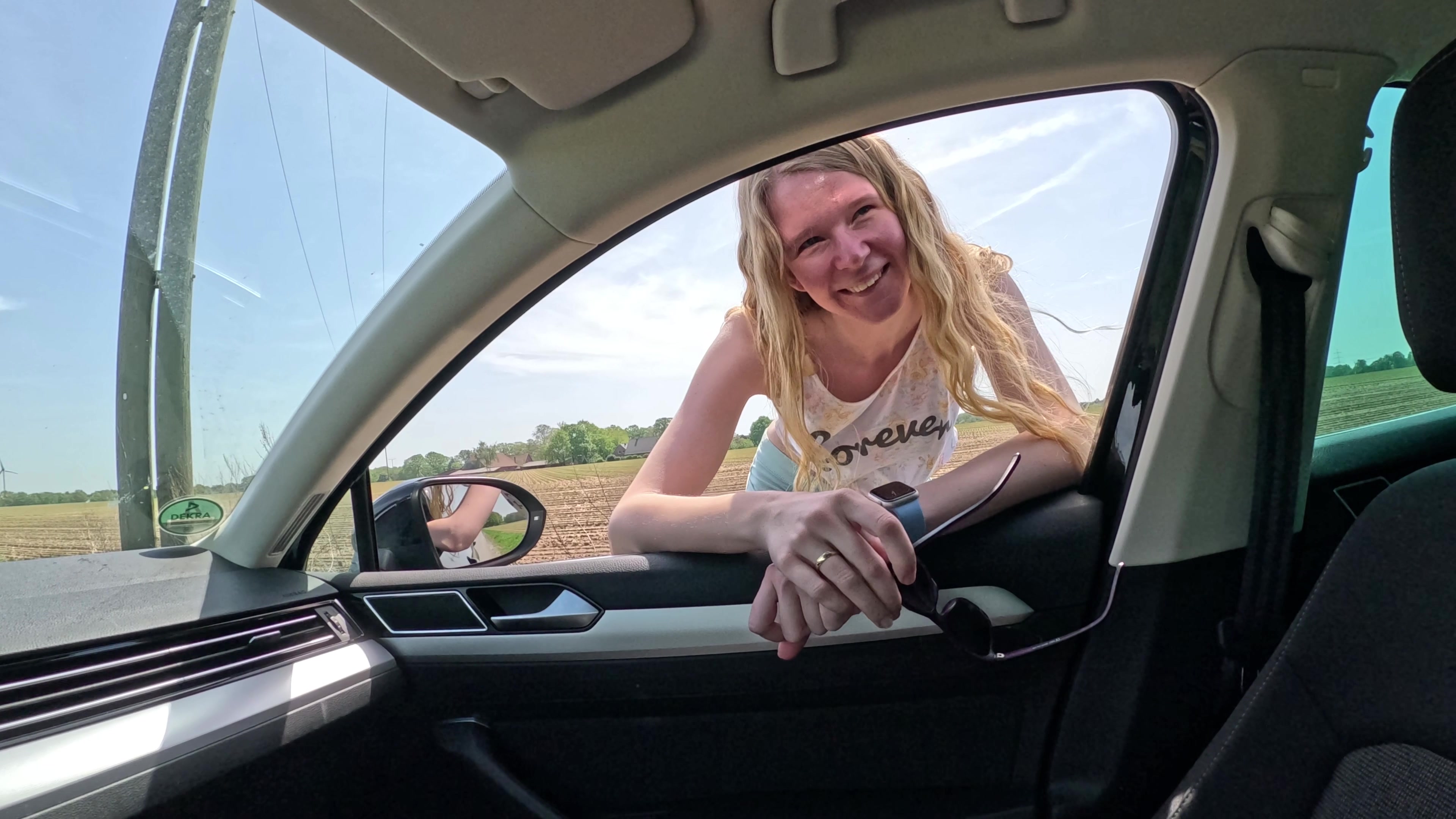 Jetzt werde ich zur richtigen Nutte! An einem warmen Sommertag war ich auf einem Spaziergang, als plötzlich ein Auto neben mir angehalten hat. Das Fenster vom Auto ging herunter und als mir der Mann mit ein paar Geldscheinen gewinkt hat, war mir sofort klar, worum es hier ging. Also stieg ich zu ihm ins Auto und wir fuhren zu einer abgelegenen Stelle im Wald. Dort habe ich mich von ihm richtig geil durchficken lassen und er hat mir seine ganze Ladung Sperma ins Gesicht gewichst. Für sein Geld hat er also alles von mir bekommen!!!