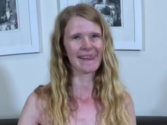 Ich wusste garnicht, was mir passiert. Ich wurde doch nur auf einen Kaffee eingeladen. 

Es kam mir schon etwas komisch vor, als mir vorm betreten des Raumes die Augen verbunden wurden. Doch es gefiel mir auch irgendwie.

Im Raum sollte ich mich dann plötzlich hinknien.
Ich konnte ja nichts sehen, aber auf einmal waren überall Schwänze um mich herum!

Und dann wurde ich so geil durch gefickt! Ich hatte sogar 2 Schwänze gleichzeitig in meiner engen Teen Pussy!  Und am Ende bekam ich die ganzen Spermaladungen auf meinen Körper und ins Gesicht!