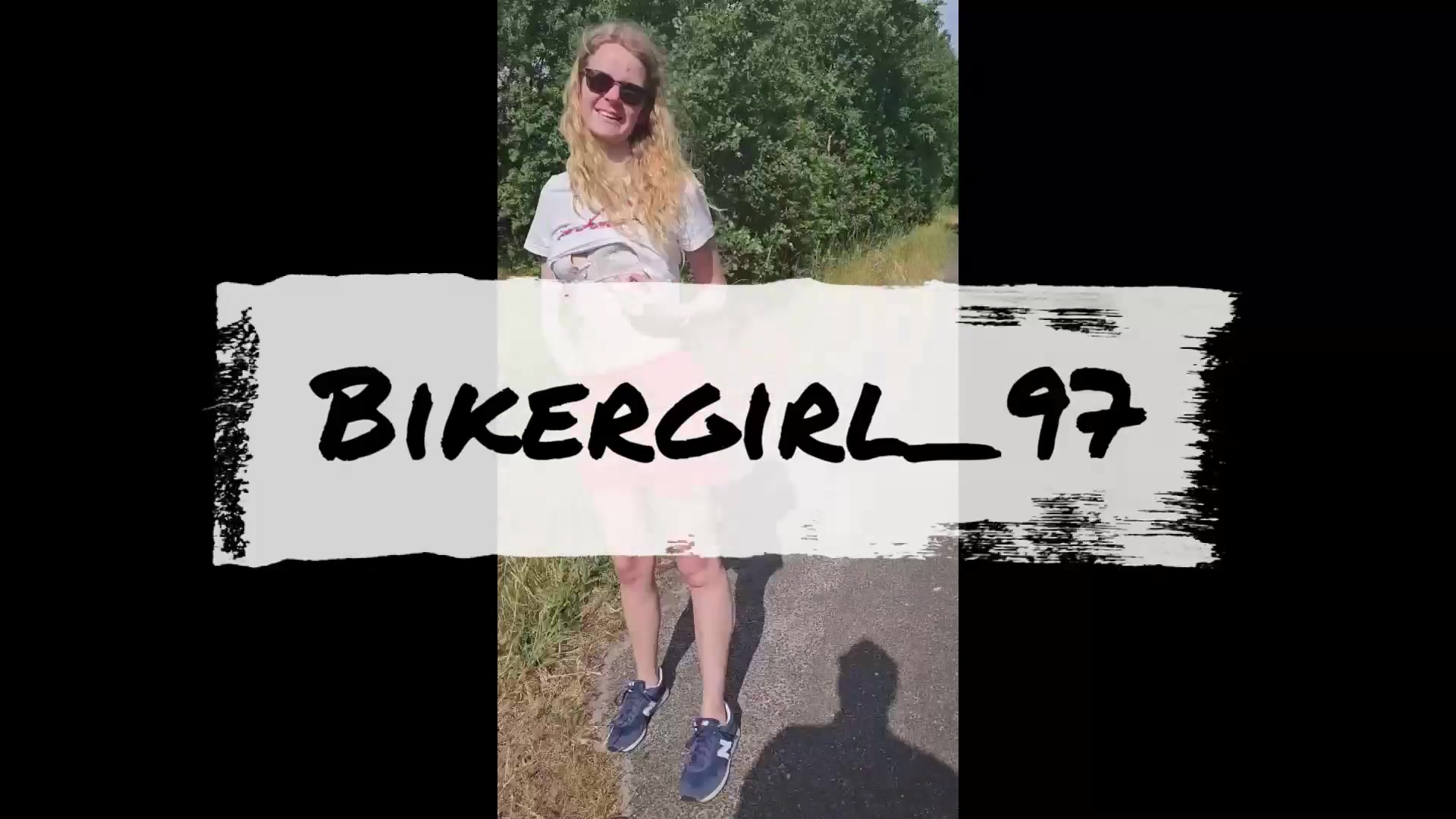 Das war eine sehr aufregende Erfahrung für mich! Ich wurde nun das erste mal von einer Frau gefistet! Es war so verdammt geil und Intensiv für mich! Und ich bin sowas von geil gekommen als ihre ganze Hand tief in meiner nassen auslaufenden Fotze gesteckt hat! Und das war so verdammt geil, dass ich einfach los Squirten musste!