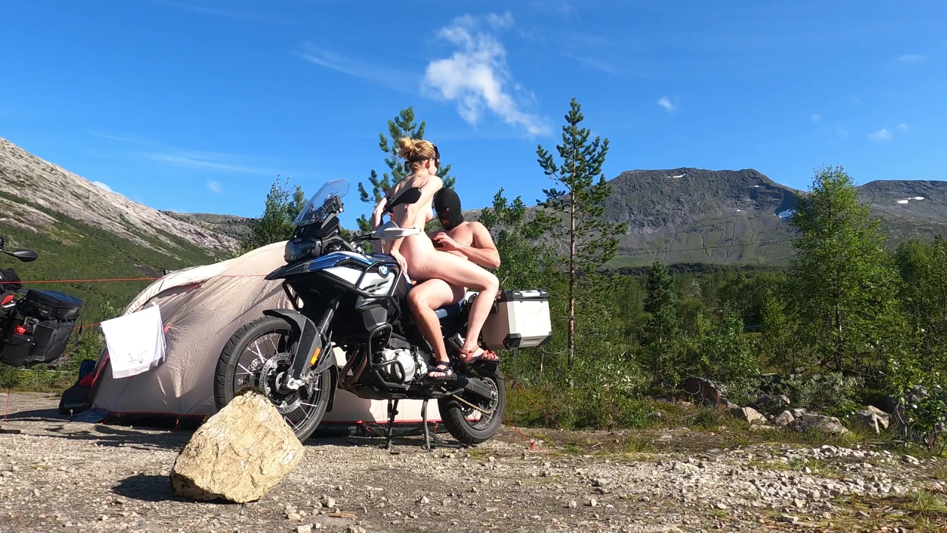 Ich wollte schon immer mal Sex auf meinem Motorrad haben. Nun ist es endlich soweit gewesen. Und wie geil ich gefickt wurde. Obwohl wir uns einmal schnell ducken mussten, weil ein Auto kam.
Doch danach ging es natürlich direkt weiter! Und das geilste ist, dass er mich einfach weiter gefickt hat, nach dem er mir auf den Arsch gespritzt hat!