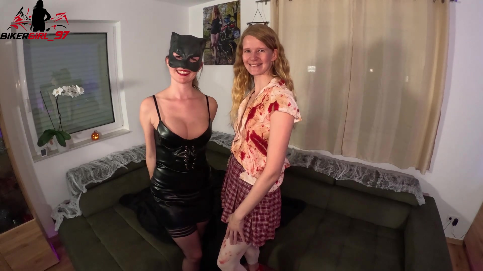 Was für ein geiler Mädels Halloween Abend! Wet Wonder bringt mich echt komplett zum durchdrehen! Süßes alleine reicht mir ja auch nicht! Ich bin ja auch gerne böse! Und schlage mal gerne über die Stränge!  Also war es nur gerechtfertigt, dass sie mich dafür bestraft! Und wie sie mich bestraft hat!

Sie hat mir zuerst schön den Hintern versohlt! Man kann die Striemen richtig schön sehen! Danach hat sie mich so gut mit dem Strap On gefickt. Ich bin so geil gekommen! Es war einfach unglaublich!