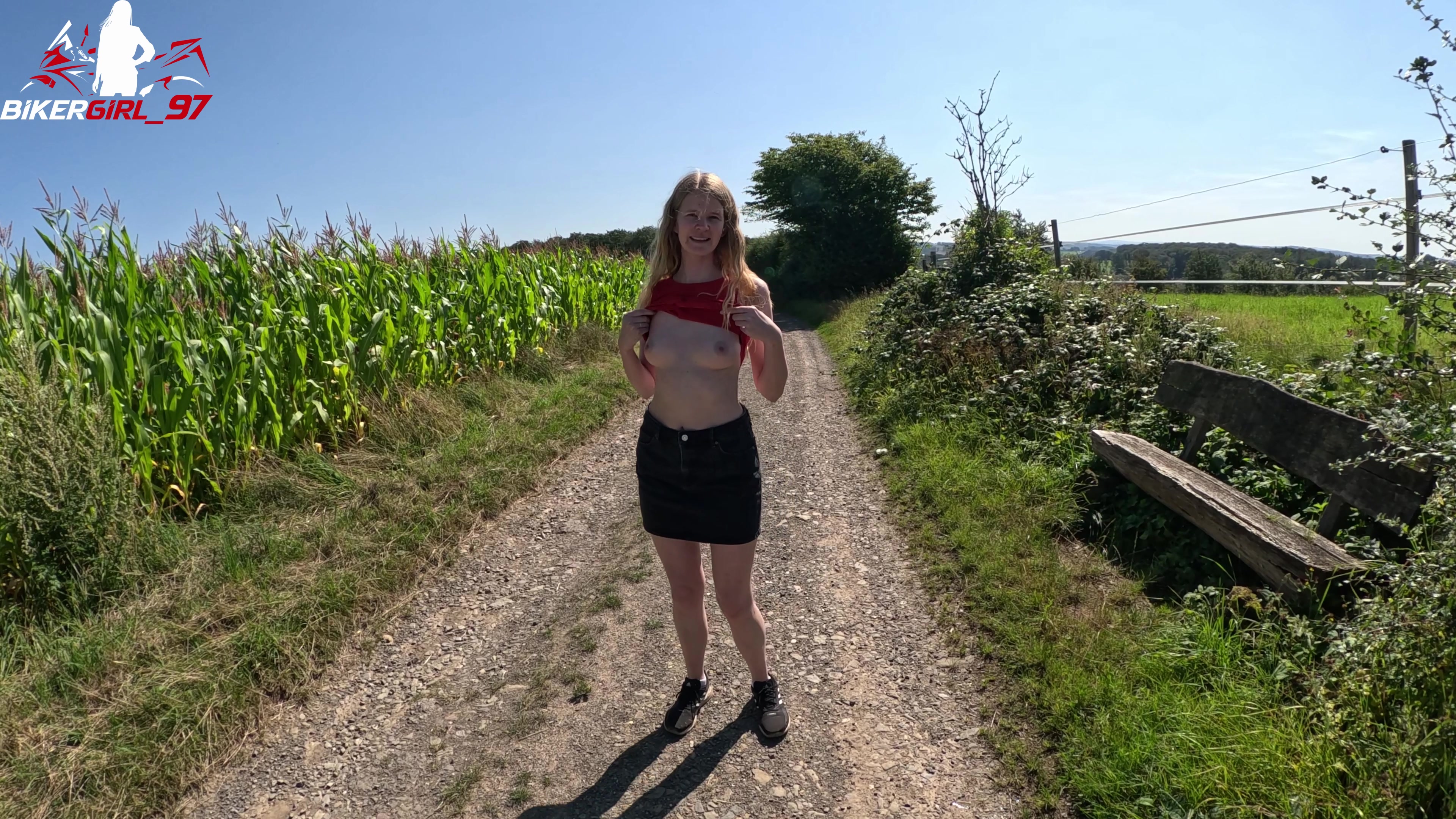 Ich hole mir was ich will! 
Und ich zeige gerne was ich zu bieten habe! So war es mir ein leichtes den Mann mit ins Maisfeld zu nehmen. Da brauche ich mich einfach nur ein bisschen ausziehen!


Im Maisfeld angekommen habe ich auch schnell den Schwanz hart geblasen und dann ging der geile Doggy Fick auch schon los! 
Und weil ich durch den geilen Schwanz so geil gekommen bin, durfte er mir auch seinen geilen Samen in mein Gesicht spritzen!