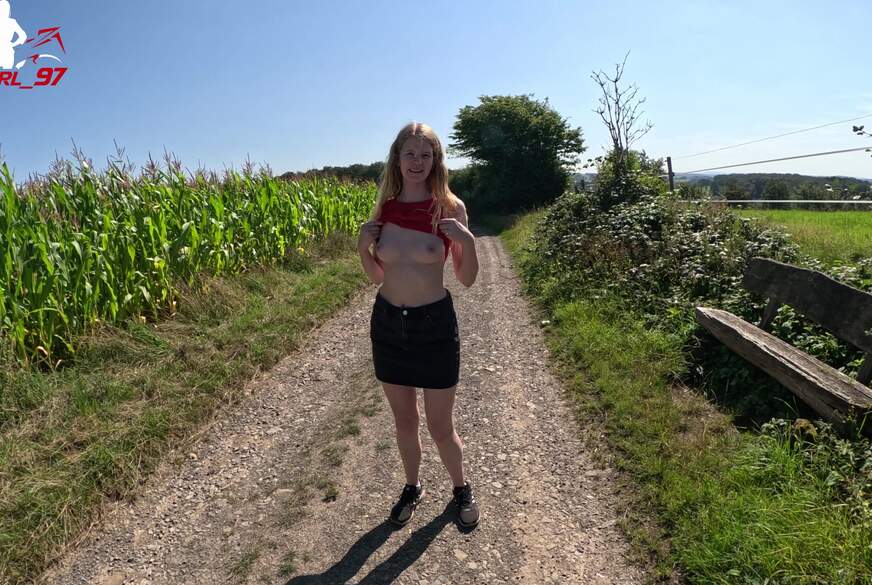 Bikergirl-97: Billige T**n S******e holt sich F**k und F****l im Maisfeld