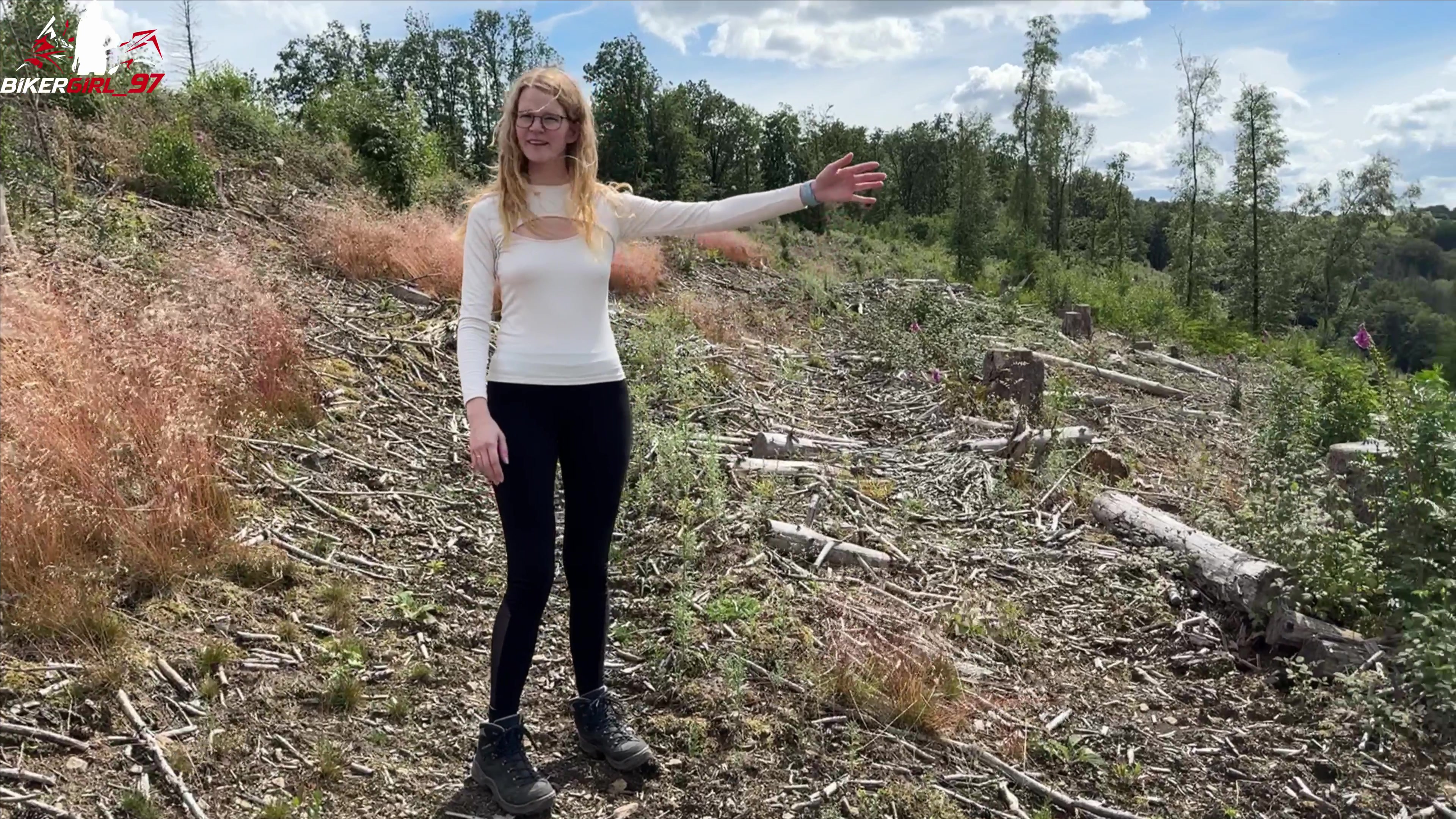 Da hat sich die Wanderung doch gelohnt! Wenn man bei so einem geilen Ausblick pissen kann! Und du kannst mir ganz nahe dabei zuschauen! Die Kamera war extra nah an meiner Pussy!