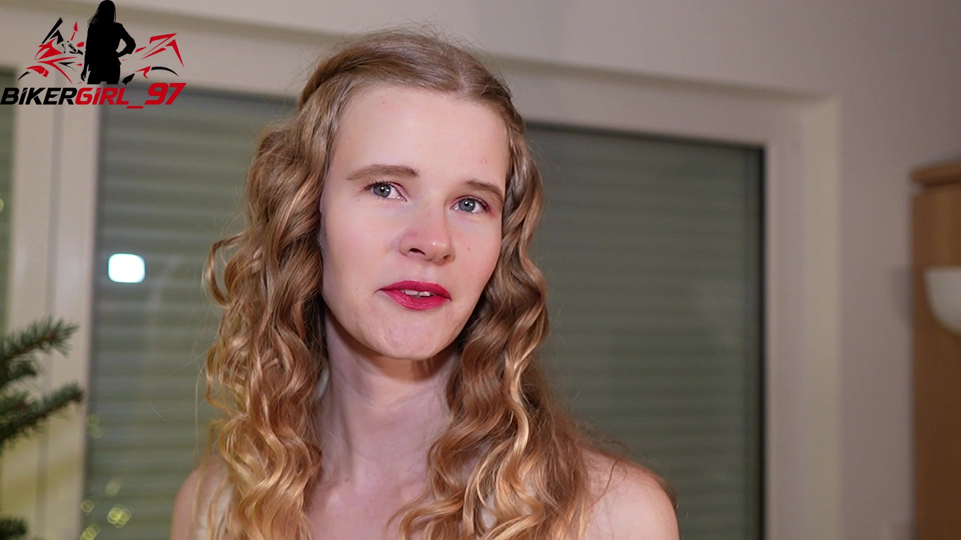 Ganz erotisch zusammen mit mir den Weihnachtsbaum schmücken? Das klingt doch sehr schön oder?
Na dann schau dir mal schnell das Video an! Übrigens darfst du auch meine Brüste sehen! ^^