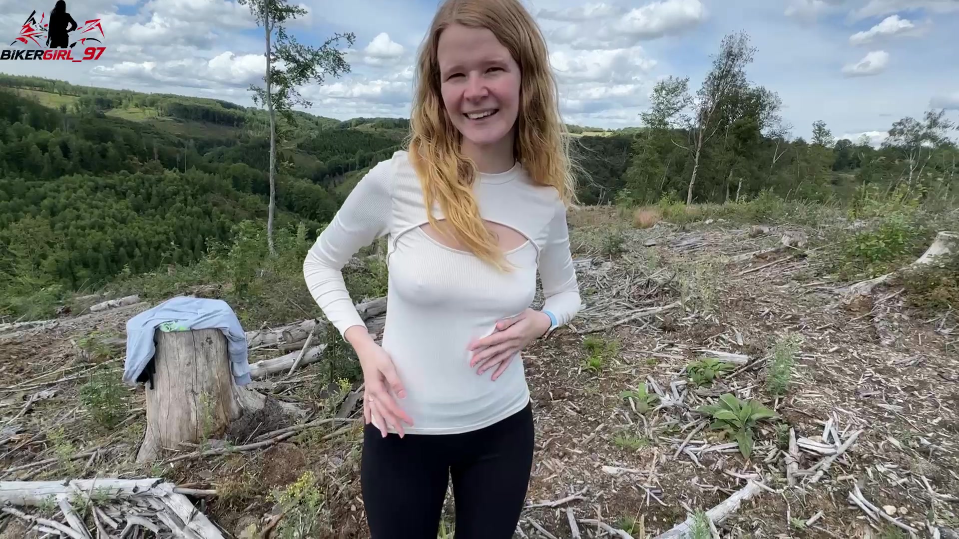 Ich liebe es ja zu wandern! Doch ich werde dabei auch immer so geil! Wie gut, wenn mir dann auch noch ein gut aussehender Mann begegnet! Und wer mich kennt, der weiß dann auch ganz genau was passiert! So eine Chance lasse ich mir doch nicht entgehen! Also Blase ich den Schwanz schön hart! Denn ich will gefickt werden! Leider hatten wir kein Kondom dabei, aber ich brauchte es so dringend! Beim Doggy hat er dann auch ganz tief in meine Fotze reingespritzt! Hoffentlich werde ich jetzt nicht Schwanger!