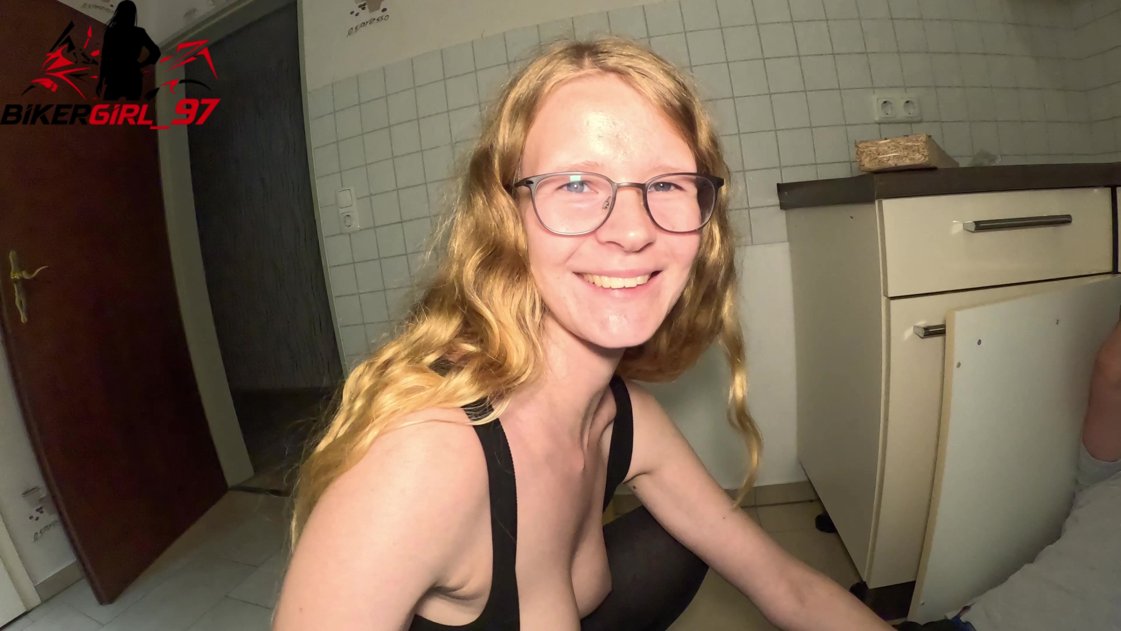 Pervers und dreist! Ich bin ja umgezogen und in meiner alten Wohnung stand noch meine alte Küche. Ich hatte einen Handwerker da, der mir die Küche abgebaut hat. Aber was soll ich denn machen, wenn ich dann geil werde, wenn er da ist? Na ihr kennt mich doch! Sowas lasse ich mir doch nicht entgehen! Also bin ich zu ihm in die Küche gegangen! Dort habe ich seinen Schwanz hart geblasen und dann wurde es richtig wild! Ich habe die komplette Küche mit meinem Squirtsaft voll gespritzt! Und ich wurde sowas von geil gefickt! Am Ende hat er mir richtig geil ins Gesicht gespritzt! Und die Küche habe ich danach noch verkauft! ( Ohne was von den geilen Videos, die in der Küche entstanden sind zu erzählen!)