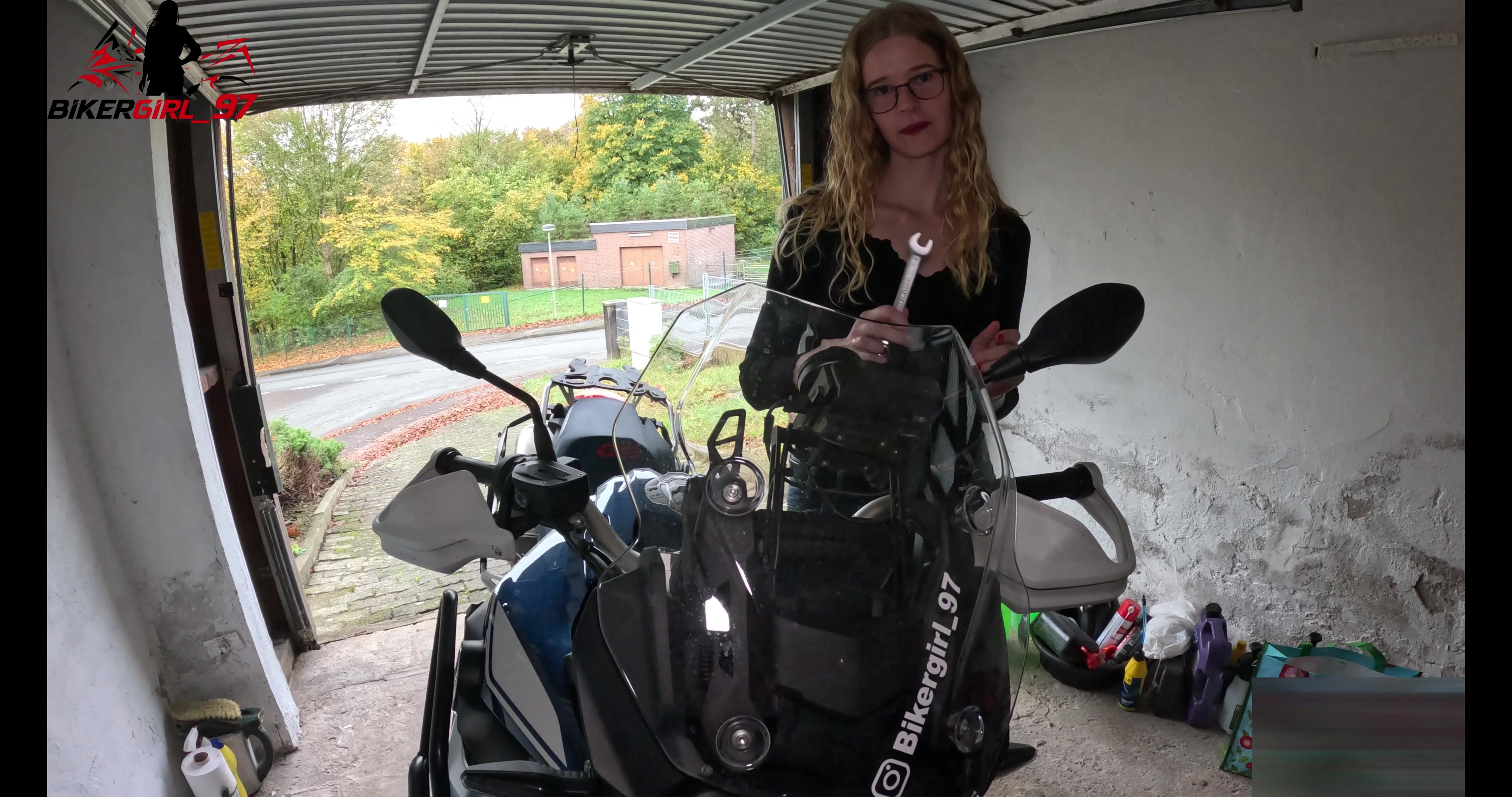 In diesem Video nehme ich euch mit in meine Garage, wo ich an meinem Motorrad schraube und die Spiegel austausche – ein kleiner, aber feiner Schritt zum perfekten Bike! Zuhause angekommen, wird der Abend etwas intensiver. Ich schraube weiter an mir herum und lasse mich von der Fickmaschine durch Hämmern. Schaut rein, wenn ihr neugierig seid und keine Berührungsängste habt