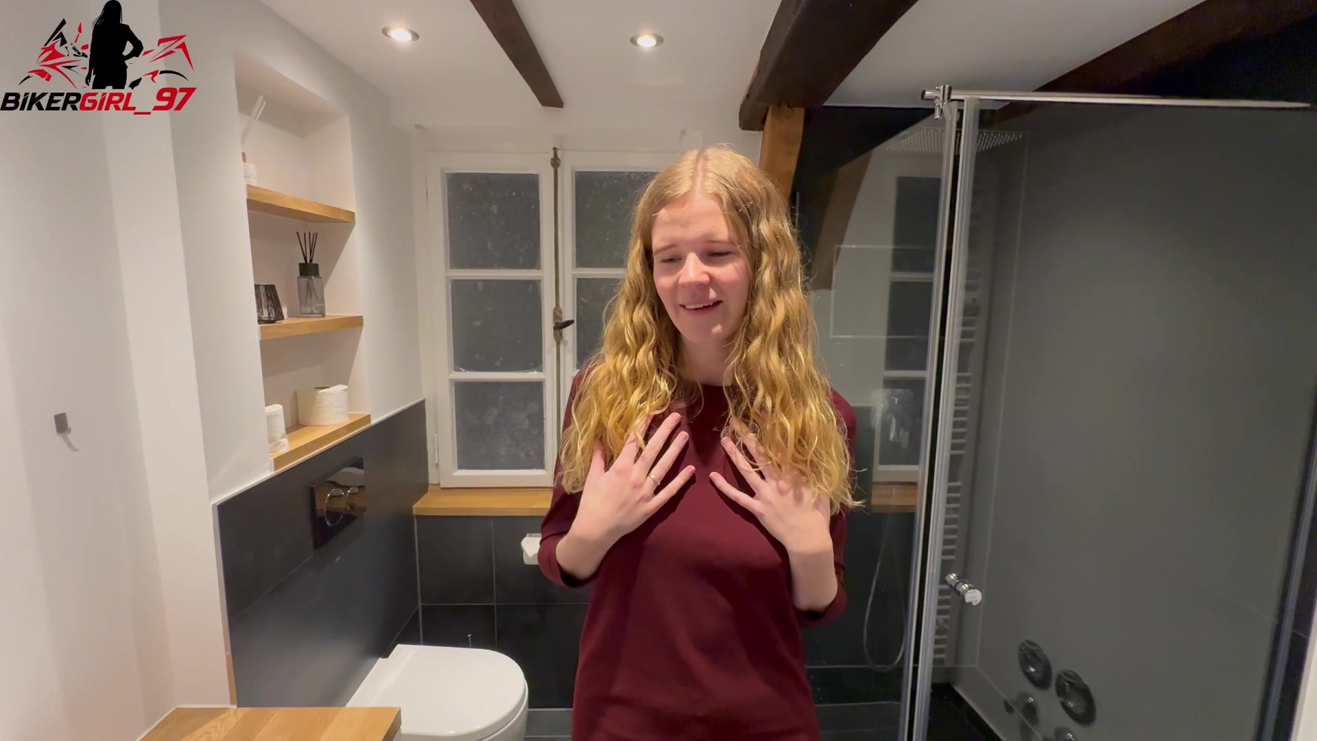 Ich hatte schon irgendwie ein komisches Gefühl, als mein Geschäftsführer mich zu sich ins Büro beordert hat. 

Und als ich dann noch erfahren habe, dass mein Vorgesetzter ihm von der Affäre erzählt hat und ihm auch die beiden Pornos gezeigt hat, die ich mit ihm gedreht habe wurde mir sofort klar, dass ich da nicht mehr so einfach raus kommen werde!

Da habe ich meinem Geschäftsführer dann natürlich angeboten auch mit ihm zu ficken, wenn ich dadurch meinen Job behalten darf!

Das lies er sich natürlich nicht entgehen! 
Ich habe mich dann direkt intensiv mit meinem Mund um seinen geilen harten Schwanz gekümmert!
Danach hat er mich so richtig geil geleckt und gefingert!

Und dann begann endlich das wilde geficke!  Ich habe ihm so geil auf seinen Schwanz gesquirtet und er hat nicht quer durch das ganze Büro gefickt!  Zum Abschluss bekam ich eine riesen Sperma Ladung auf die Titten!
Doch was dann geschah war echt der Hammer……