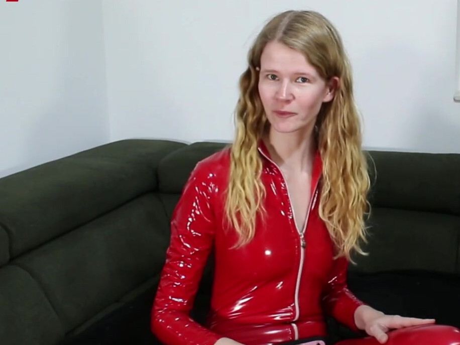 In diesem Video erlebt ihr eine intensive und lehrreiche BDSM-Session mit einem willigen Sklaven. Ich setze meine ganzen Fähigkeiten ein, um meinem Sklaven eine Lektion in Unterwerfung zu erteilen. Ich beginne, indem ich seinen Arsch mit einem Plug weite, um ihn auf das vorzubereiten, was als nächstes passiert. Dann steigt die Intensität. Ich nehme meinen Strap-on und beginne, meinen Sklaven hart zu ficken. Der Sklave stöhnt vor Lust und Schmerz, während er die Bestrafung erträgt, die seine Herrin für ihn ausgewählt hat. Schließlich erlaube ich meinem Sklaven, sich selbst zu erleichtern, während ich ihn weiter ficke. Aber wenn der Sklave seinen Höhepunkt erreicht, wird er bestraft. Er muss sein eigenes Sperma essen, ein ultimatives Zeichen der Unterwerfung und Demut.