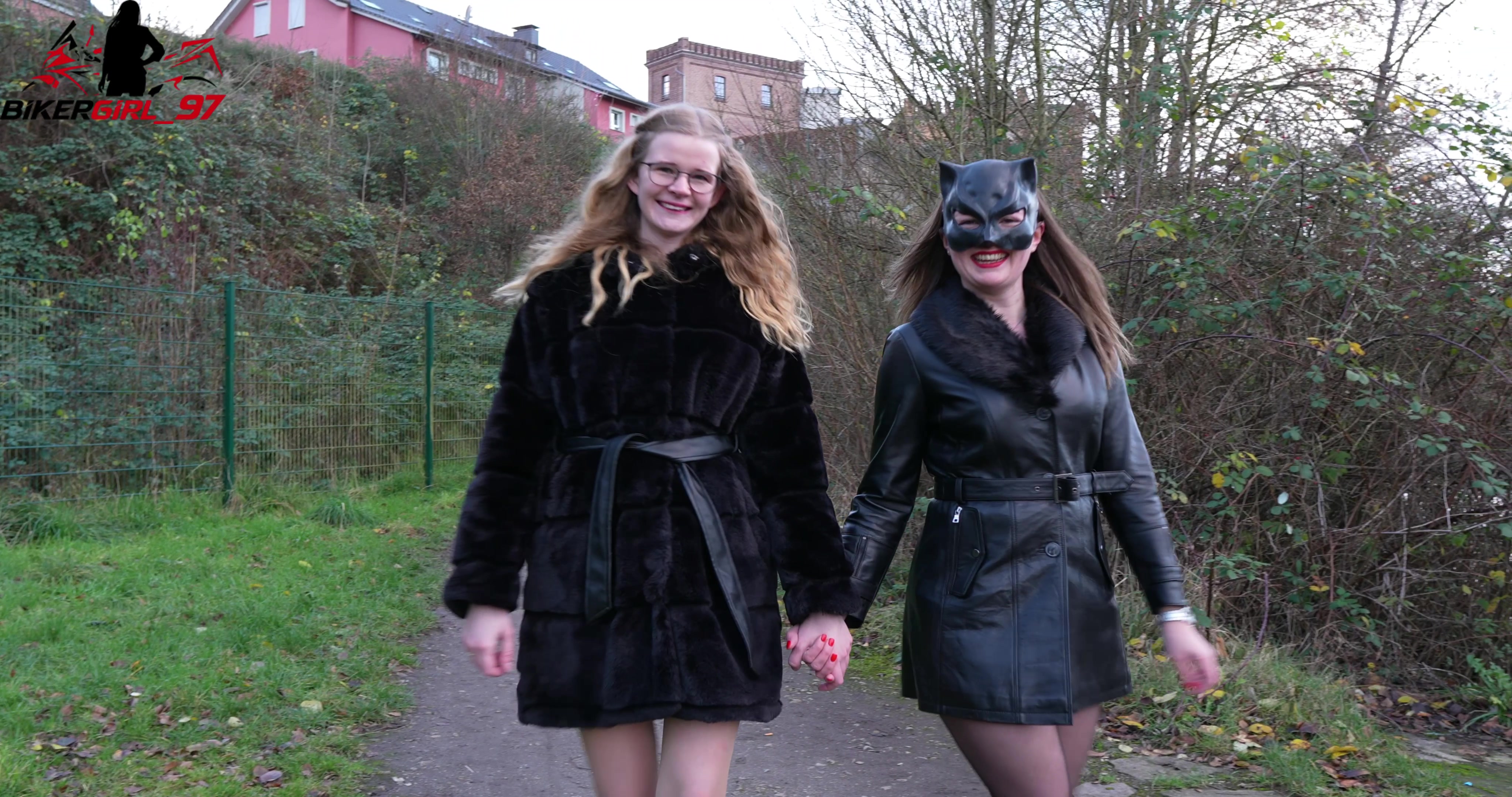 Ein neues geiles Piss Video von mir und meiner Freundin Wet-Wonder! Und wir wurden dabei erwischt. Leider musste ich den Moment aus dem Video schneiden, aber als wir geil anfangen wollten los zu Pissen haben uns zwei Passanten entdeckt und angesprochen. Als die dann endlich weg waren konnten wir endlich unsere übervollen Blasen entleeren!