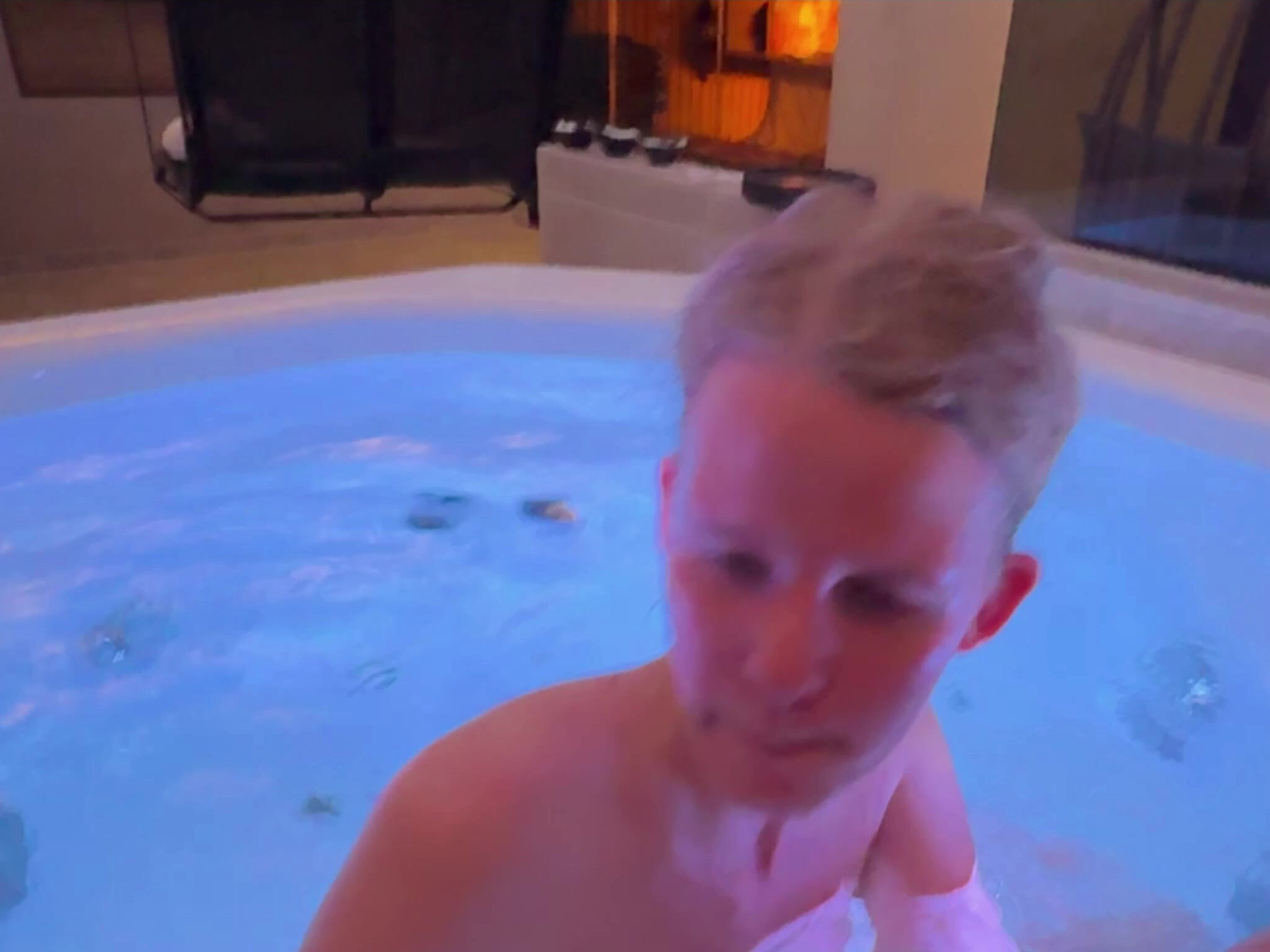 Ich liebe ja das Risiko! Und da war dieser geile Typ in der Sauna. Als er dann in den Pool ging, habe ich ihn mir einfach geschnappt und seinen Schwanz geblasen! Das hat ihm wohl sehr gut gefallen! Er hat mir eine riesen Ladung ins Gesicht gespritzt und ich habe danach alles schön brav geschluckt!