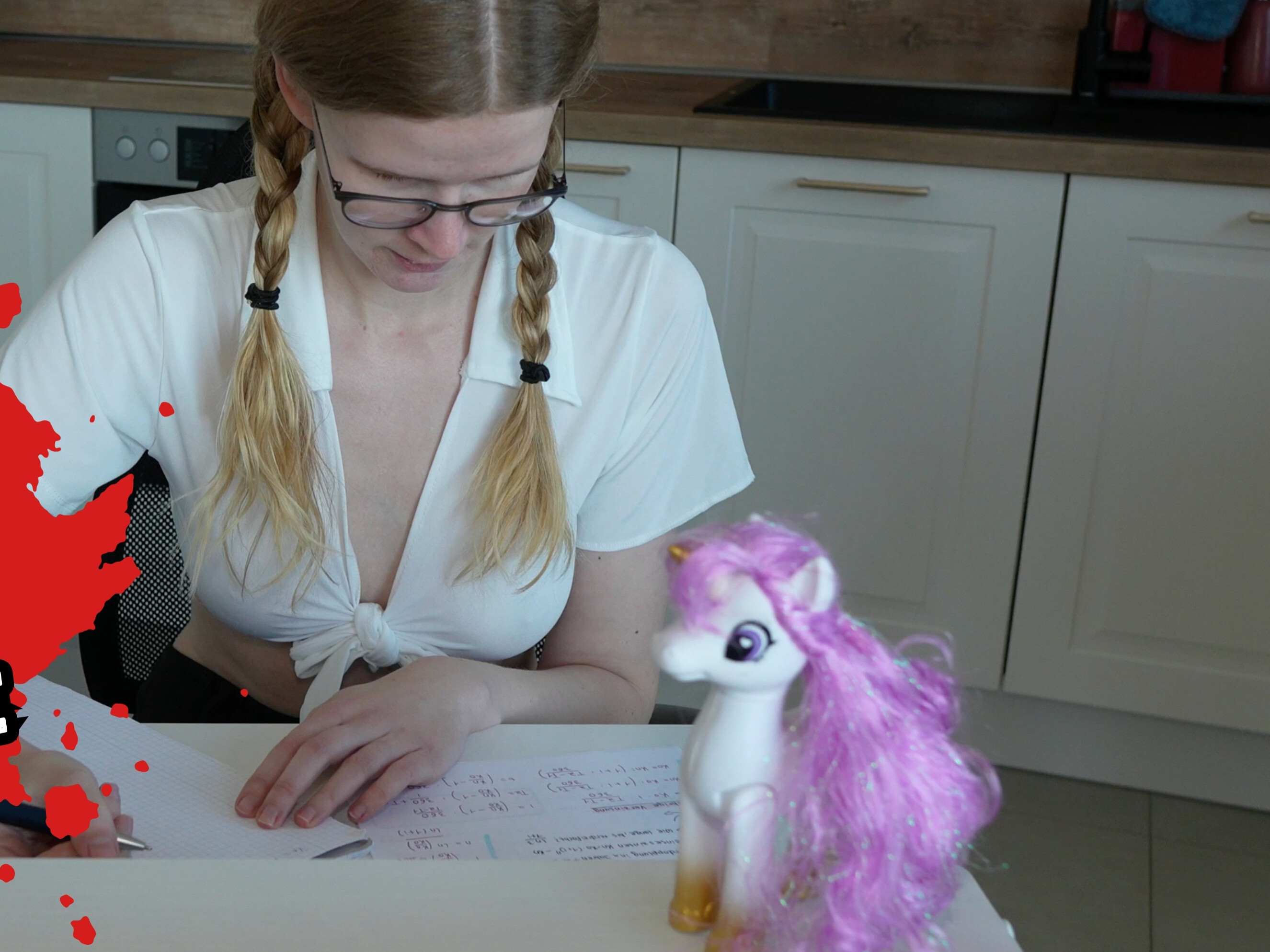 Wie auch in den Vorlesungen war ich ohne Unterwäsche. Ich lasse gerne meinen Professor mal unter den Rock gucken, wenn mir der Stift runter fällt. So bekomme ich immer bessere Noten.
Ich habe mal wieder eine total langweilige Mathe Hausaufgabe bekommen! Dabei bin ich doch ständig geil und will es mir besorgen! Da kann mein Professor doch nicht erwarten, dass ich diese öden Aufgaben mache.

Also habe ich mir meinen Lieblingsdildo geschnappt und es mir so richtig geil besorgt!
Ich bin richtig geil gekommen! Danach konnte ich auch gleich viel besser rechnen!