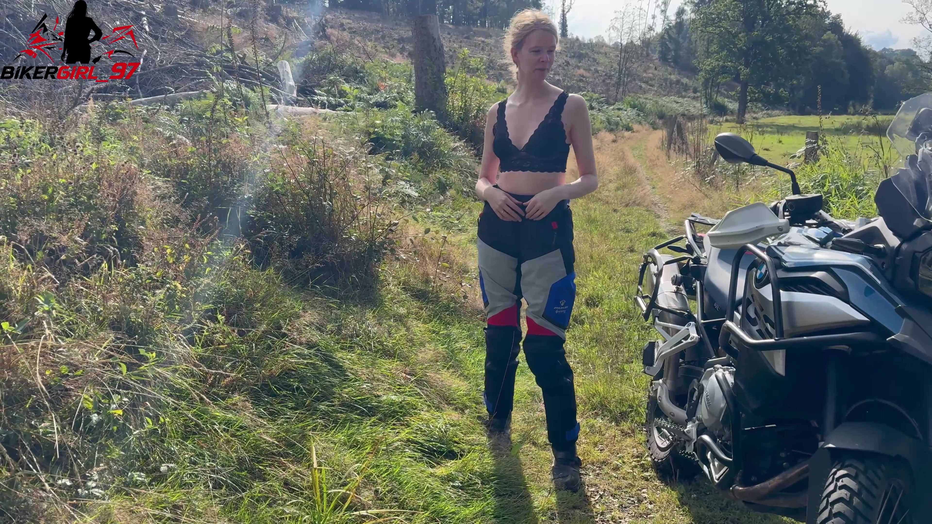 Ich bin letztens mit meinem Bike unterwegs gewesen und musste dann sehr dringend Pissen gehen. Es ist aber keine Toilette in Sicht gewesen. Also musste ich mir eine stille Ecke suchen. Es ist garnicht so leicht, mal eben in der Motorradkombi zu pissen. Du siehst von ganz Nahem, wie ich meine Blase entleere. Und wie die geile Pisse aus meiner Harnröhre schießt! Das perfekte Video für alle Liebhaber von spontanem Outdoor Pissen!