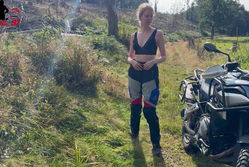 Bikergirl-97: Geiler Mini P**s auf Motorrad Tour!