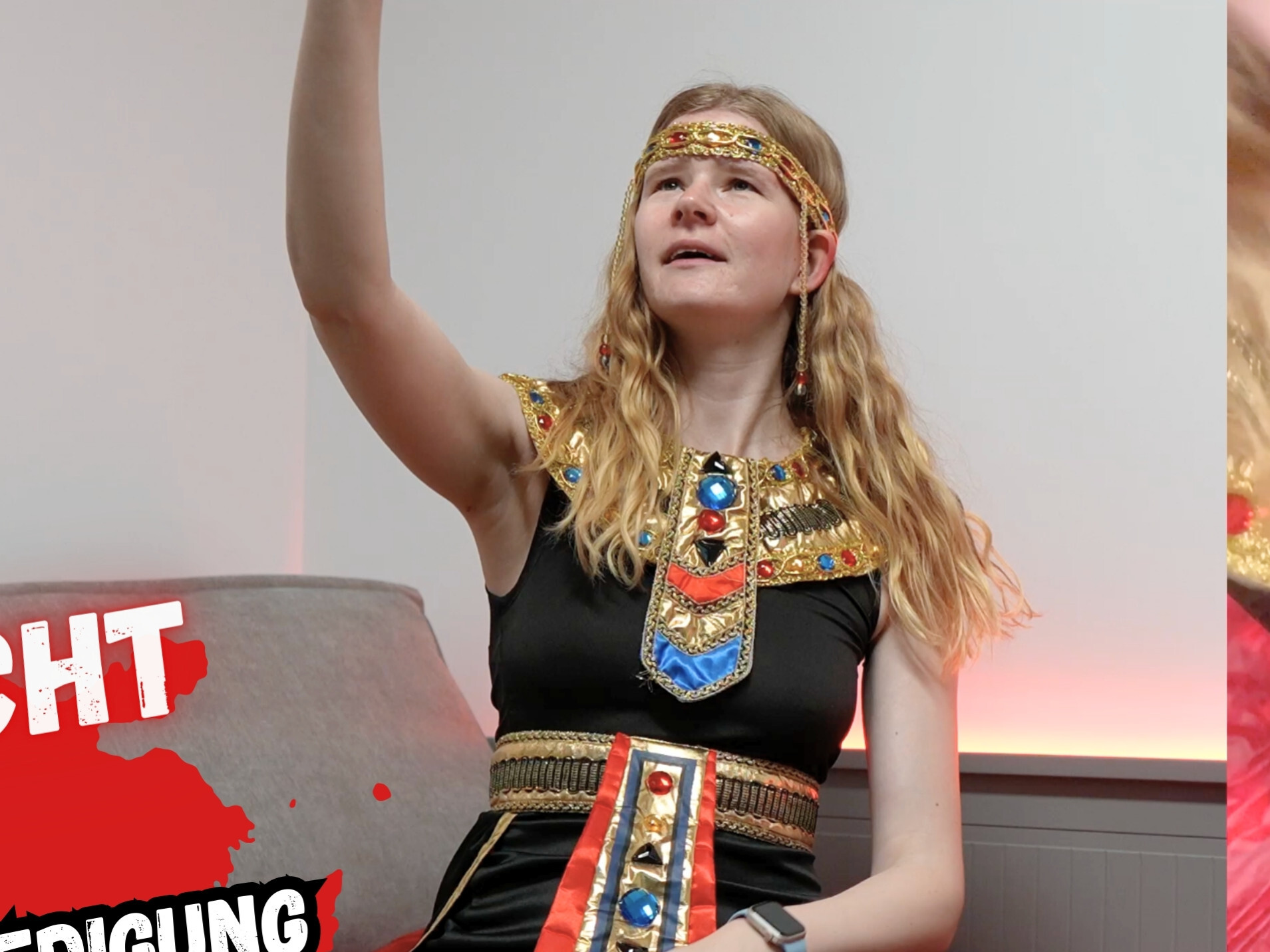 Für mich geht es morgen nach Ägypten! Da freue ich mich schon total drauf. Um mich schon mal passend einzustimmen kam mir folgende Idee!

Ich hatte mit dem besten Freund meines Vaters wieder einen richtig geilen Sex Chat. Deswegen habe ich ihm aufgenommen, wie ich es mir besorgt habe! Und das auch noch im passenden Outfit. Es war richtig geil und ich bin 3 mal richtig geil gekommen und habe zweimal mega viel gesquirtet! Das ganze Bett war am Schwimmen. Und dann wurde ich auch noch von meinem Freund erwischt. OMG. Das wollte ich so doch garnicht...