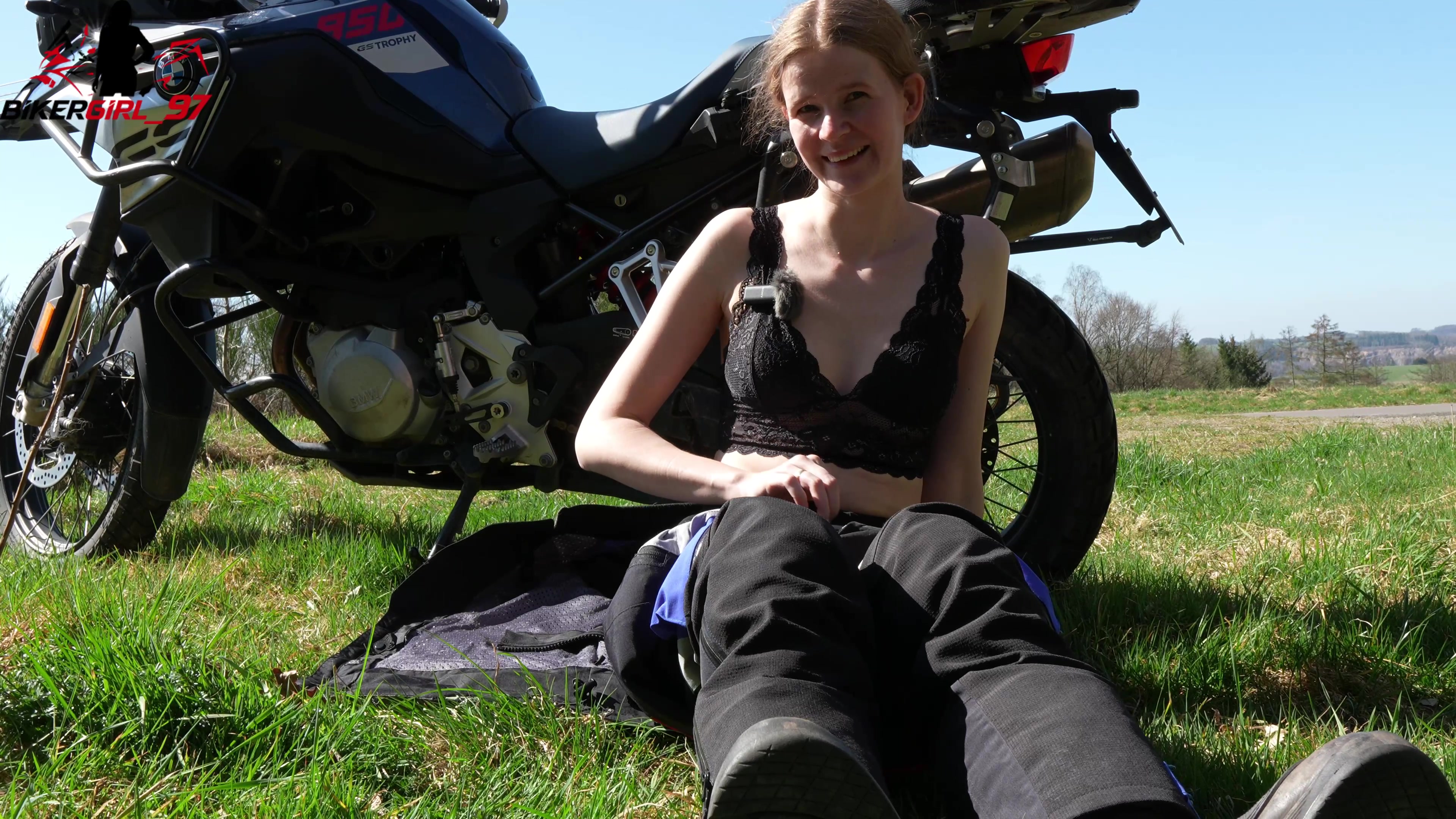 Was gibt es schöneres! 
Gutes Wetter, Motorradfahren und es sich dann noch so richtig geil besorgen! 

Da habe ich glaube ich alles richtig gemacht!

Und wie ich gekommen bin! Sowas von intensiv und das auch noch 2 mal hintereinander!

Danach musste ich dann auch noch kurz meine blase ein wenig entleeren!^^