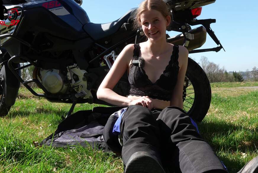 Bikergirl-97: Heimlich auf Bikertour g*******t bis zum Doppel Orgasmus