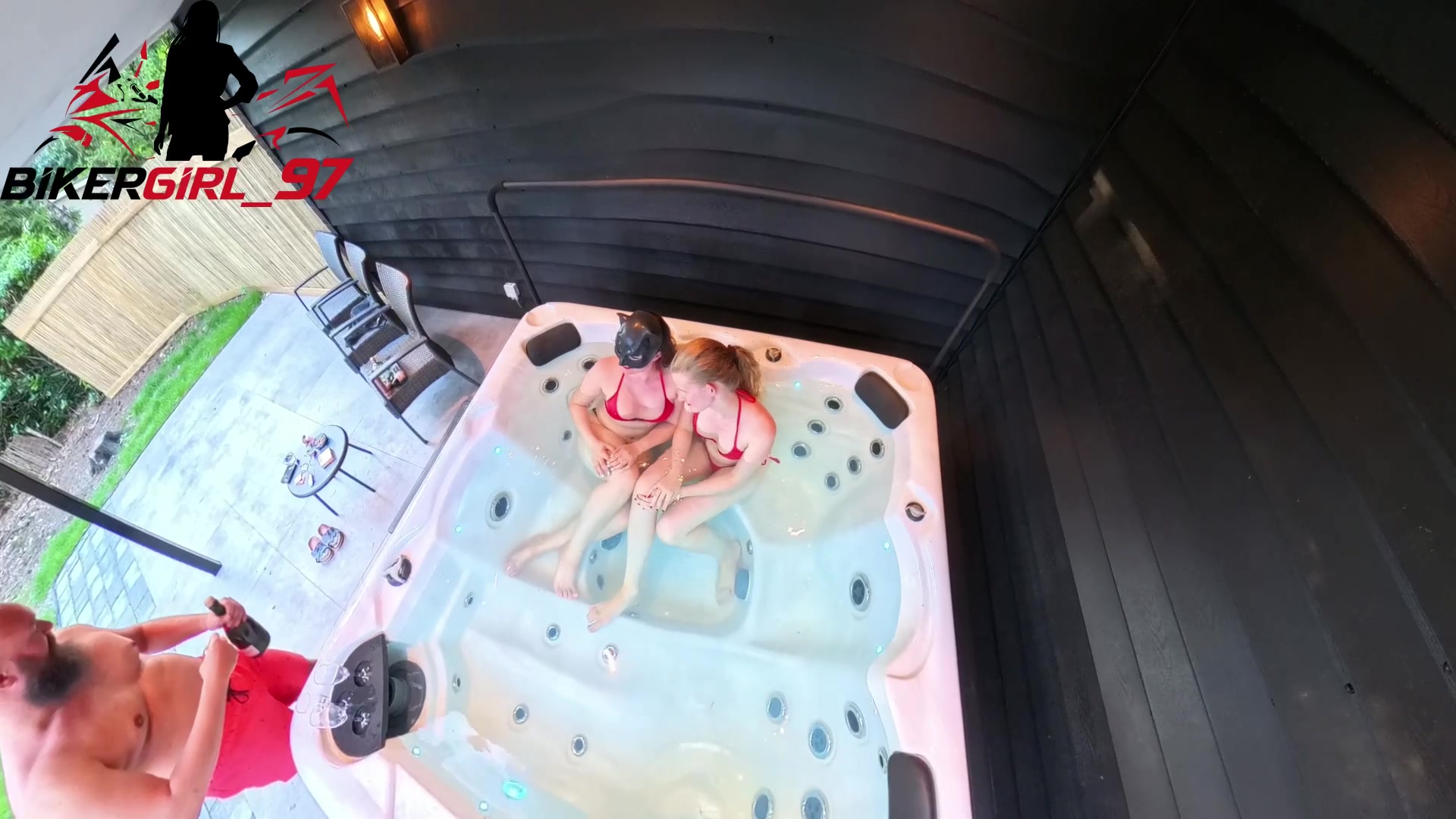 So ein etnspannter Abend nach einem Dreh Tag ist doch schön. Doch auf einmal eskalierte der Abend, als wir entspannt im pool lagen. Stefan lässt auf einmal den Champagner knallen! Da kommt bei mir und Wet Wonder auch direkt wieder die Lust auf. Zunächst lecken wir uns gegenseitig und Stefan schaut uns nur zu. Wet Wonder zerfickt meine enge Teen Pussy hart mit einem Strap on und zum Dank Squirte ich ihr ins Gesicht! Danach nimmt Stefan mich doggy und wichst seine ganze Ladung blank in mich rein! Das Sperma wird von Wet Wonder dann aus meiner Pussy geleckt! Das fand ich extrem geil!  
Danach Fickt Stefan einfach Wet Wonder weiter und spritzt auch bei ihr in die Muschi! Diesmal kümmere ich mich um die geile Ladung!