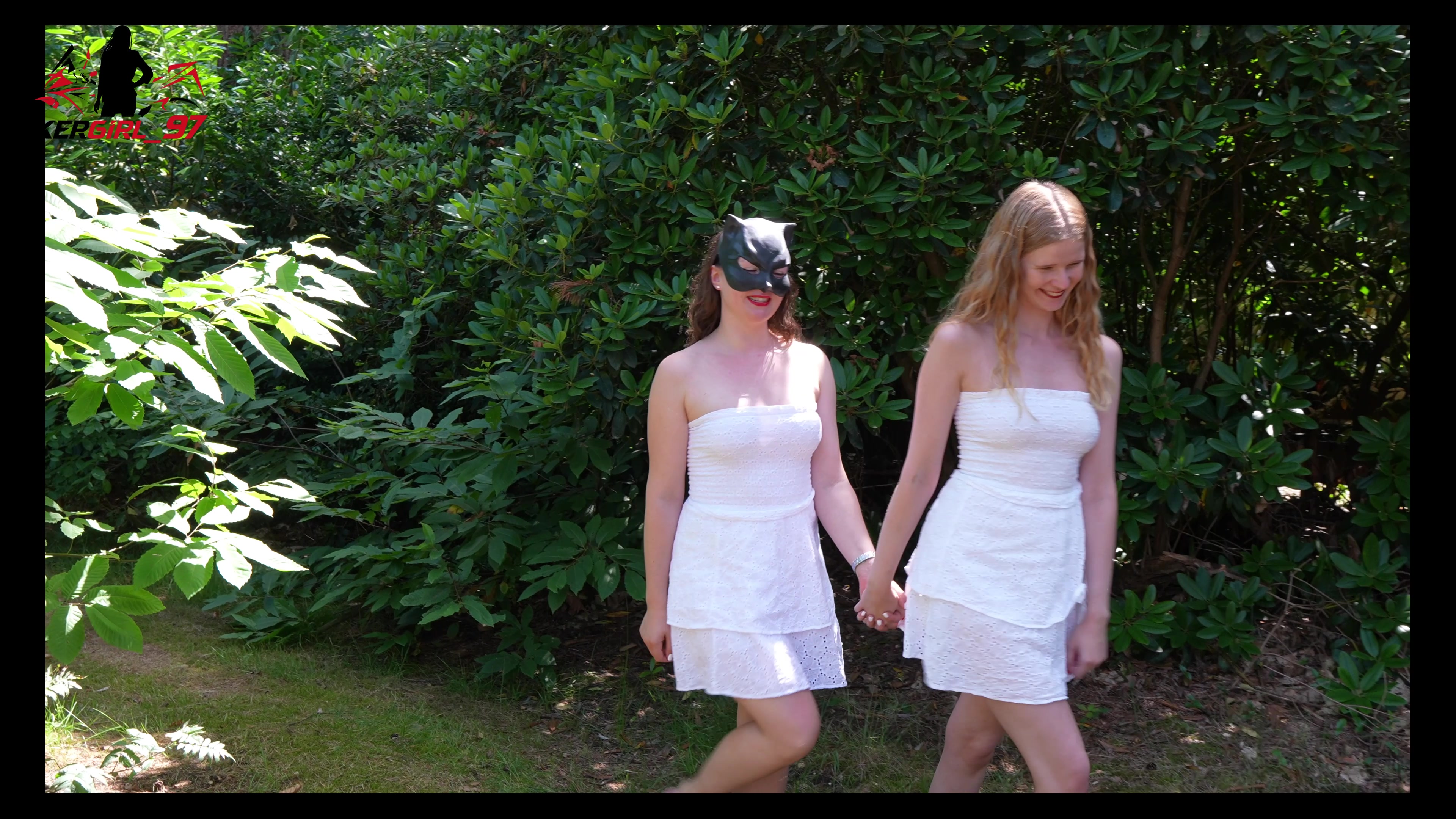 Jung, unschuldig und doch pervers! Meine Stiefschwester und ich mussten bei unserem Spaziergang auf einmal total dringend Pissen!  

Und dann bekam meine Stiefschwester eine geile Idee! Wir pissen uns einfach gegenseitig auf unsere Füße! Das war geil! Und die Wiese wurde danach so richtig nass. Danach haben wir noch ordentlich in unserer Piss Fütze mit den Füßen gestampft! *-*