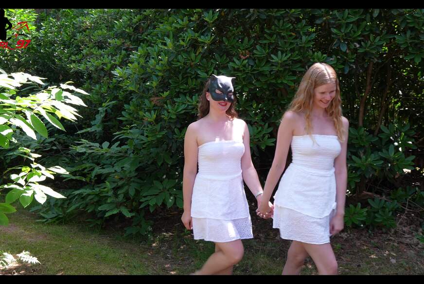 Bikergirl-97: Unschuldige T**n Stiefschwestern P****n sich auf die Füße!