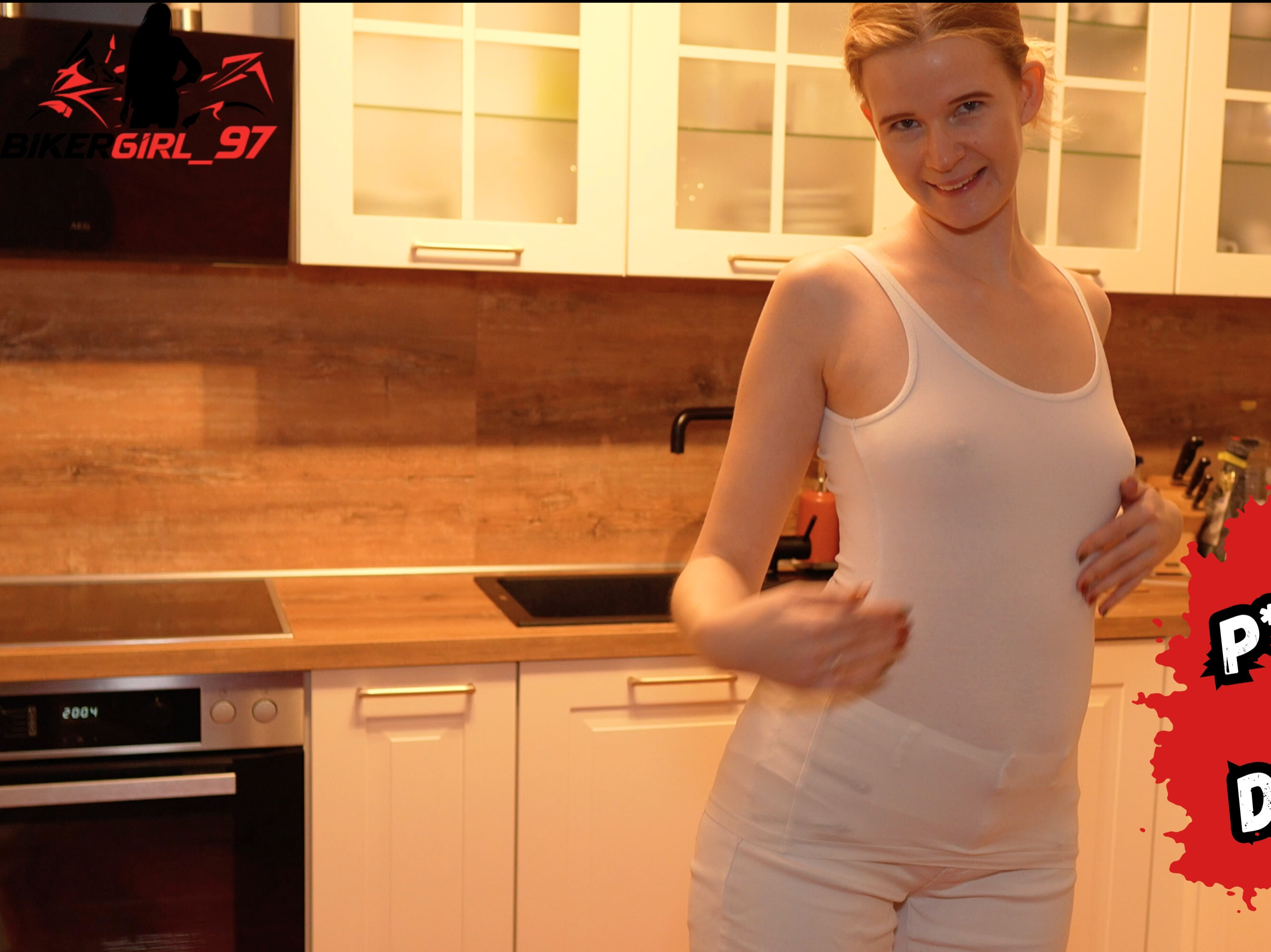 So war das nicht geplant! Ich wollte eigentlich nur einen neuen Pissclip Drehen!
Ich habe mich richtig geil kopfüber in meiner weißen Jeans und meinem weißen Top angepisst. Das hat mir so viel Spaß gemacht, dass ich mich in meiner Pisse noch richtig gesuhlt habe! 

Die Kleidung wurde schön druschichtig! Das zeige ich dir und wie wunderbar, gerade an meinen Prallen Titten sieht es richtig geil aus!

Nun ziehe ich mein Top aus, wringe es immer wieder aus und lasse die Pisse auf meinen Körper und in meinen Mund tropfen. Das macht mich so richtig geil und ich muss es mir plötzlich besorgen und Squirte innerhalb von kurzer Zeit richtig geil ab!
Ich war so verdammt geil und voller Lust!