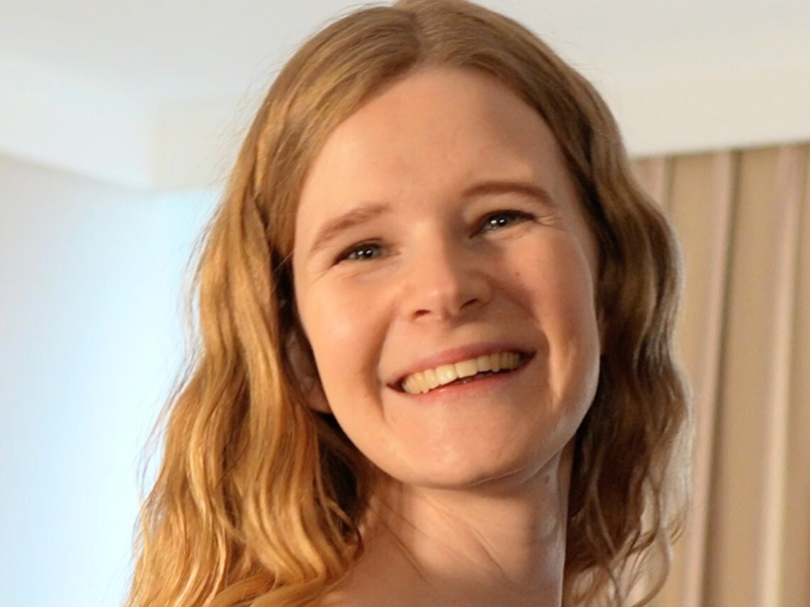 So gehört es sich doch als gute Stiefschwester! Ich entjungfere meinen Stiefbruder! Und das war echt verdammt geil! Obwohl er total schüchtern war und sehr nervös war, hat er mich richtig geil gefickt und schön intensiv zum Orgamsus gebracht!
Ich hoffe, dass er mich nun öfters fickt!