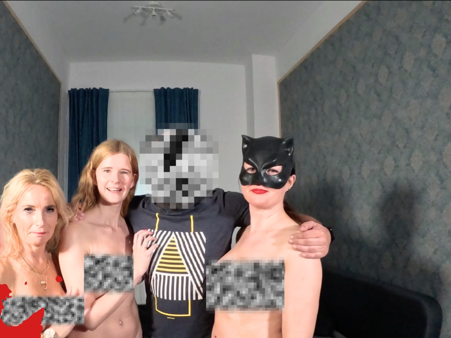 Na da war Stefan aber im siebten Himmel. Eine geile Milf, Wet Wonder und ich haben uns den Stefan geschnappt und mit ihm einen richtig geilen verkehrten Gangbang gehabt!

Zuerst haben wir seinen geilen Schwanz hart geblasen und ihn ausgezogen. 

Und nun hatte er die Qual der Wahl! Wir drei Mädels knieten Doggy vor ihm. Und er musste aussuchen in welche Pussy er zuerst reinfickt! 

Der Ärmste.

Aber er zögerte nicht lange und er fickte uns so richtig hart! Es war verdammt geil!

Und wir revanchierten uns natürlich dafür auch und ritten ihn so richtig ab. Dabei leckten wir uns auch gegenseitig und mein Arschloch wurde sogar geleckt! Das fand ich so richtig geil! 

Als wir uns alle dann nochmal einen Orgasmus geholt hatten, wollten wir endlich seinen geilen Saft! Doch anstatt ihn fair aufzuteilen wichste Stefan die Ganze Ladung im Mund von Wet Wonder ab!
Wie gemein!

Doch sie war so lieb und hat das Sperma dann genüsslich mit uns geteilt.