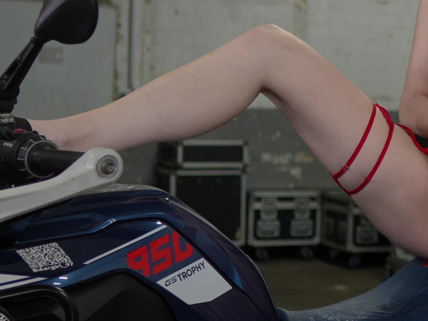Fuck war das geil! 
Ich habe es mir so geil auf dem Bike besorgt! 
Schön zurecht gemacht mit heißen Schuhen und einem roten sexy Dessous Outfit habe ich mich auf mein Bike gesetzt und es mir schön besorgt! Das war so richtig geil!
Und ich war einfach nur noch am Explodieren! Gleich drei mal habe ich richtig gut abgespritzt! Der geile Fotzen Saft lief komplett über das Bike! Die Sitzbankwar am Schwimmen! Es war einfach nur mega geil!