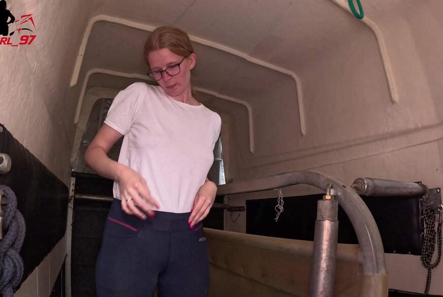 Bikergirl-97: Dreißter D*******k im P****eanhänger! Das Darf der Stallbesitzer niemals ra