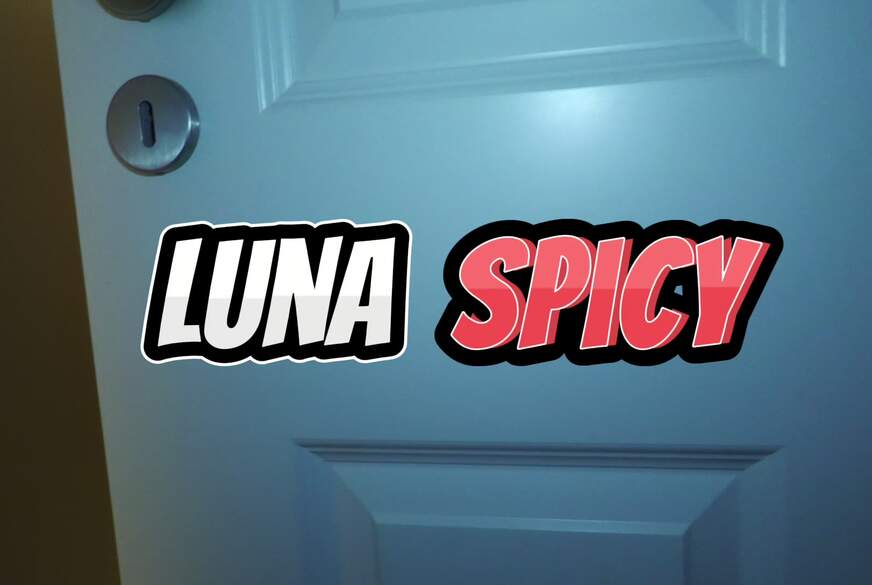 Luna Spicy 19 erlebt erstmals die Le Wand. Eine Reise von Lust bis zum Orgasmus von LunaSpicy pic1
