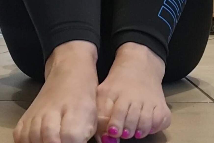 JennyFeet: Geiles Zehenwackeln und markierte Sohlen.