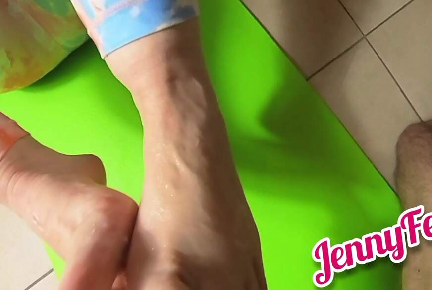 Hand und Footjob bis zum A********n von JennyFeet