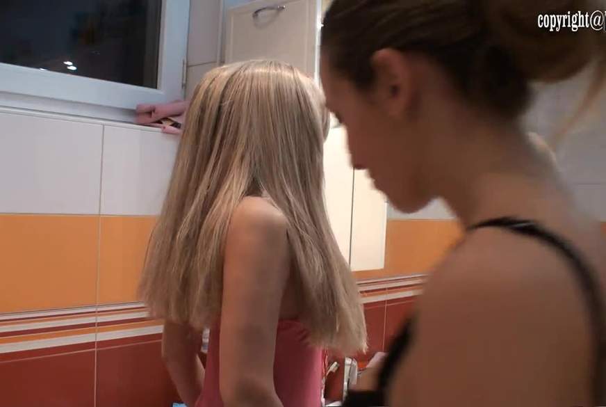 hot-vanessa: Geile Zungenküsse mit AngelDust-