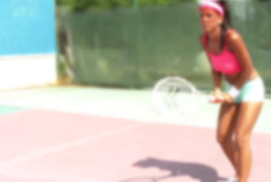 Public auf dem Tennisplatz! Mitten in die F****e rein! von Alexandra-Pink