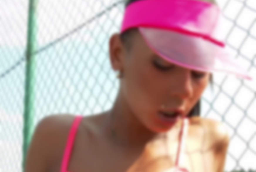 Kleine Tenniss******e e*****t sich die geile S***e! von Alexandra-Pink