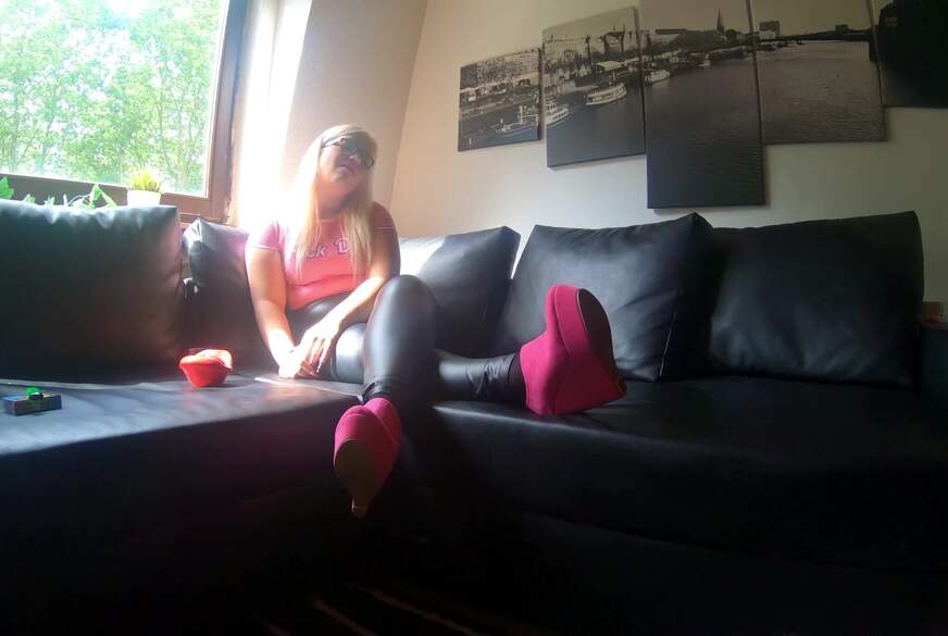 MariellaSun: Smoking B**wjob für Fußmassage!