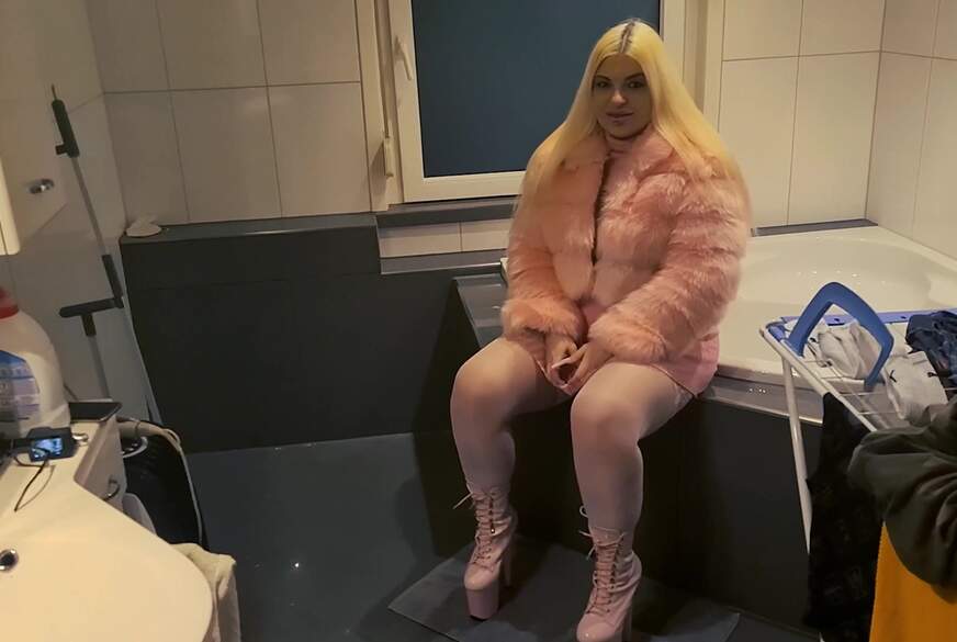 MariellaSun: Im Pelzmantel w*********!