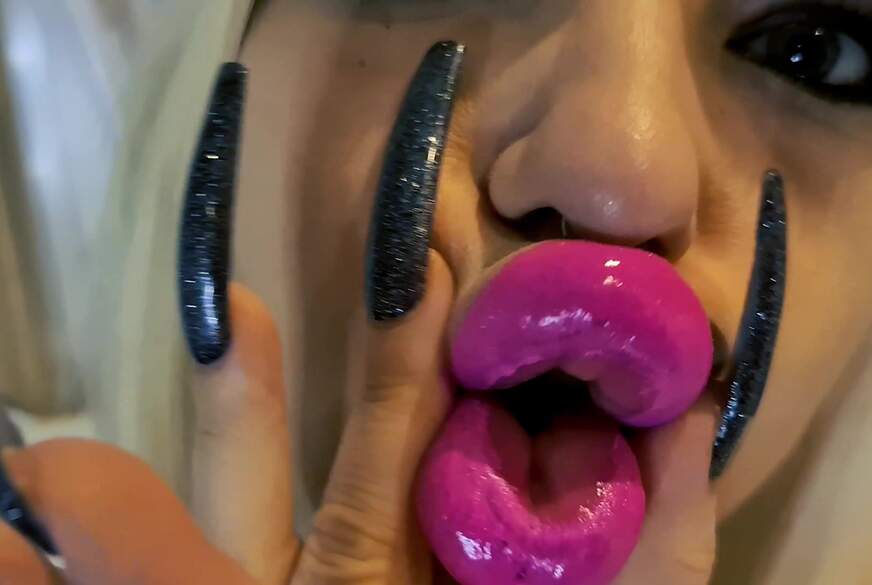 MariellaSun: Facef**k mit Mega Lippen!