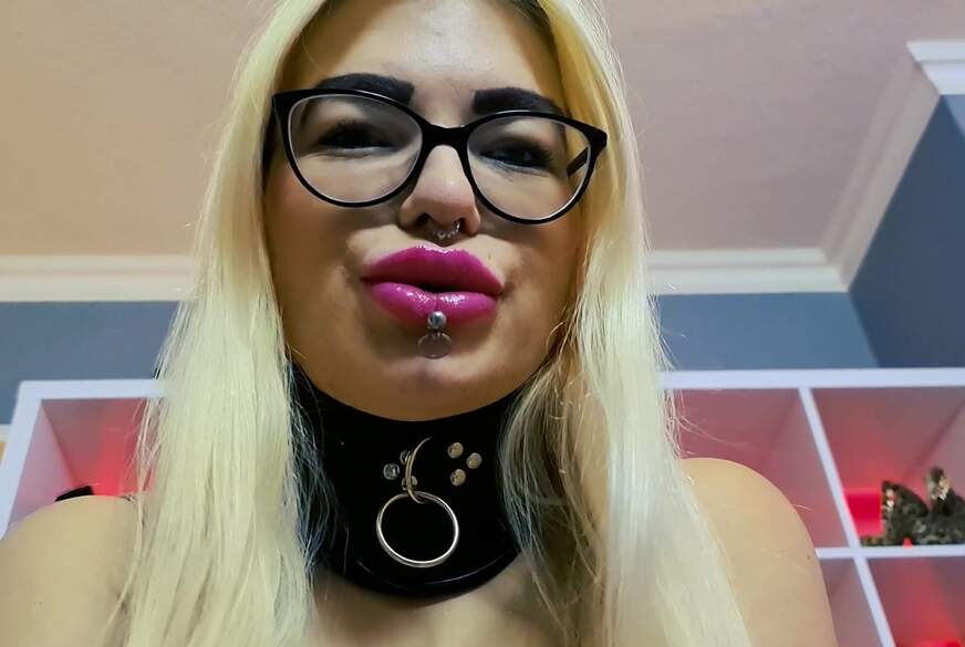 MariellaSun: Nylon Footjob Close Up!