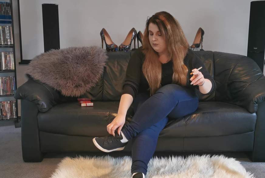 Kurvige Herrin Raucht und Ignoriert dich! von CashladyJacky pic1