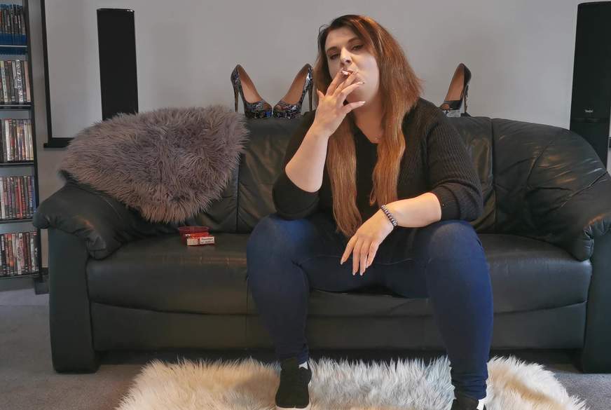 Kurvige Herrin Raucht und Ignoriert dich! von CashladyJacky pic2