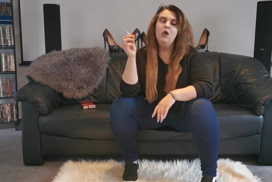 Kurvige Herrin Raucht und Ignoriert dich! von CashladyJacky pic3