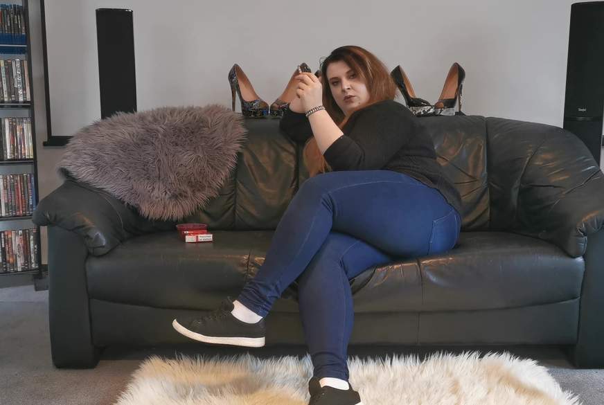 Kurvige Herrin Raucht und Ignoriert dich! von CashladyJacky pic4