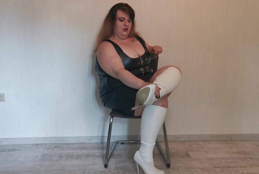 Zungenstiefelputzer! Mach dich nützlich, Versager! von CashladyJacky pic3