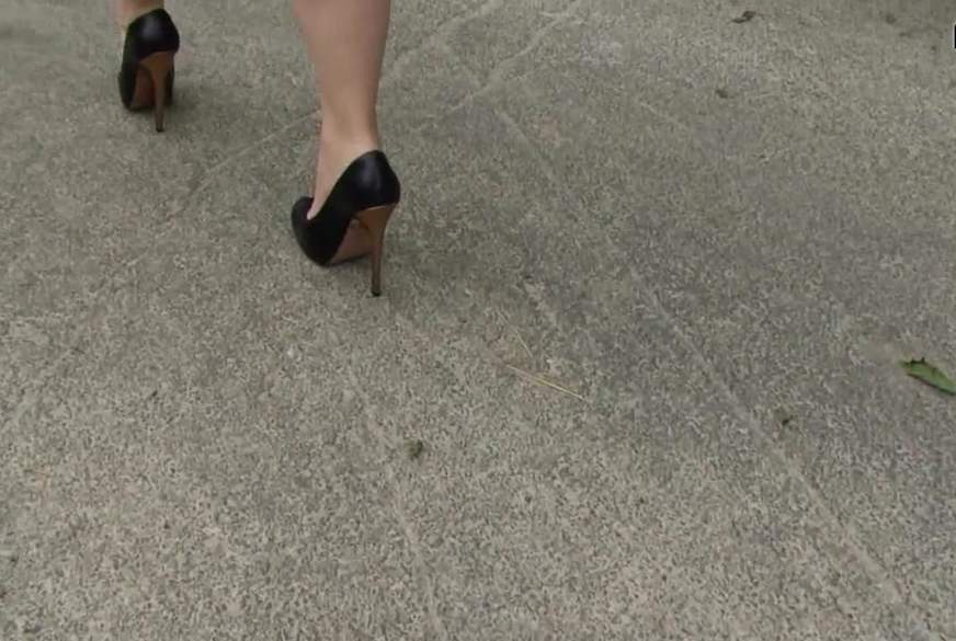 Long Legs Outdoor auf Heels von sexy-engel pic1
