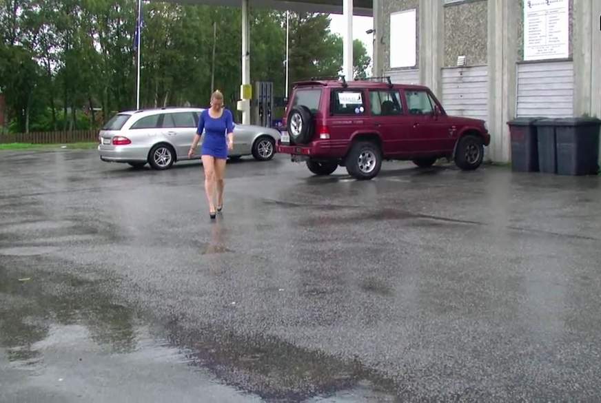 sexy-engel: Blanke P***y an der Tanke