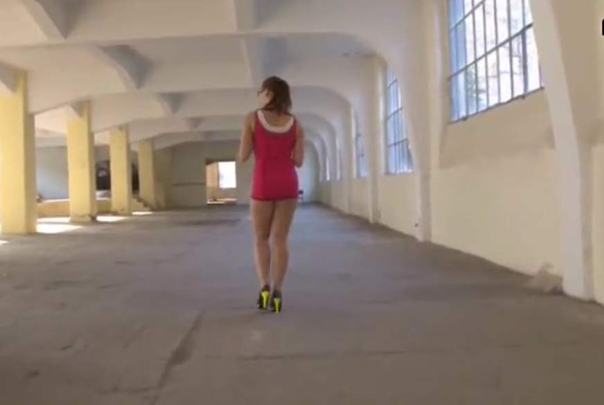 sexy-engel: Upskirt, Heels und Nippelflashing