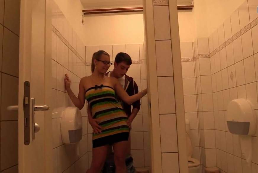 B**wjob auf der Frauentoilette von sexy-engel pic3