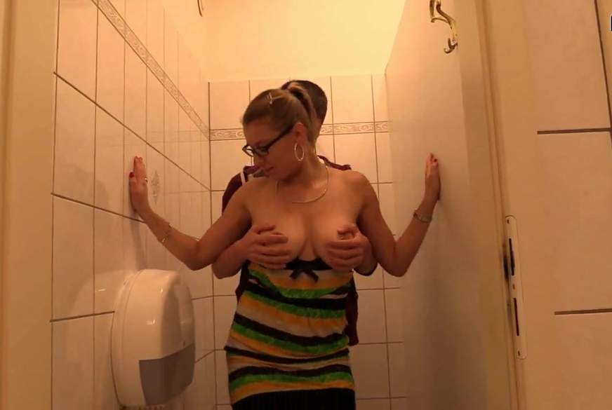 B**wjob auf der Frauentoilette von sexy-engel pic4
